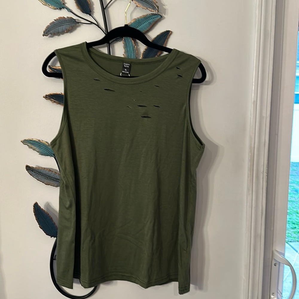 Army green women’s sleeveless shirt size xl